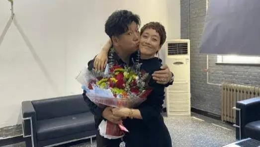 短发 马伊琍与男演员贴面合影，短发更短了，没了女人味被当兄弟？