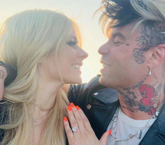 艾薇儿|38岁艾薇儿放飞了！当众和金小妹黑人前任亲吻，刚和未婚夫分手