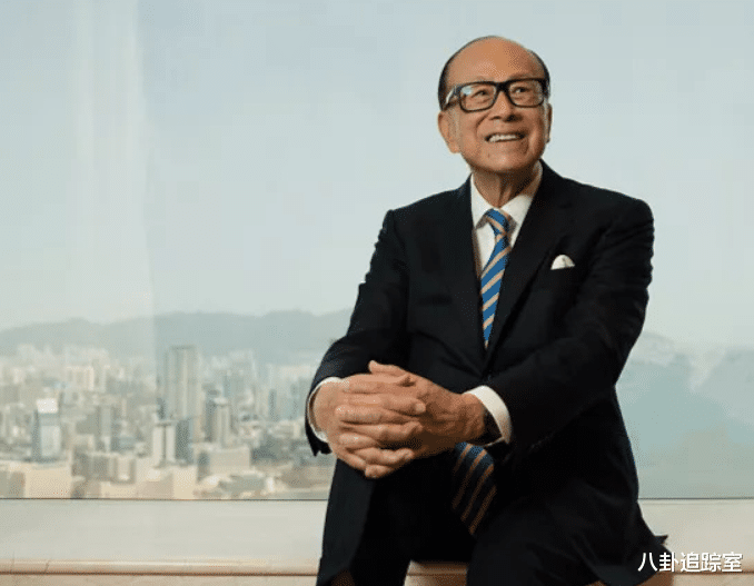 94岁李嘉诚顶高温现身寺庙，全程无人搀扶亲上香，疑为梁洛施祈福