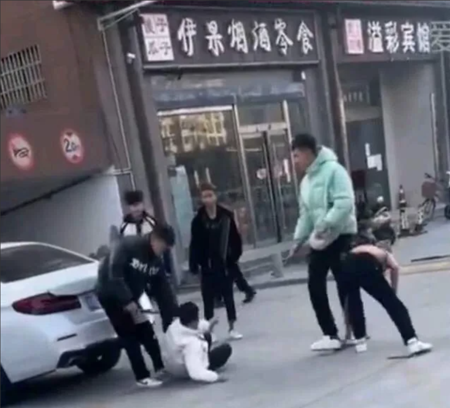 江苏连云港,3名男子手持长刀等器械,群殴一名倒地男孩。三人一边拳打脚踢,一边辱骂男孩