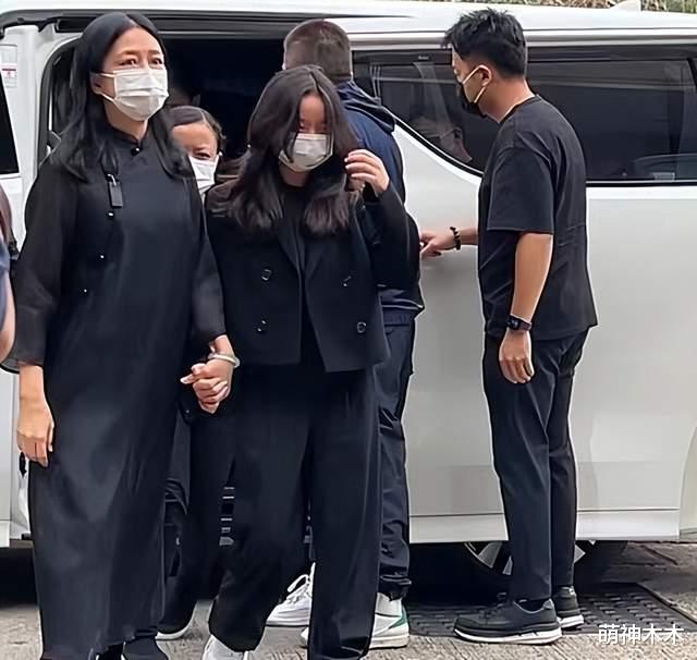 刘德华女儿首次露面引围观,葬礼露笑还画眉,被质疑11岁打扮成熟