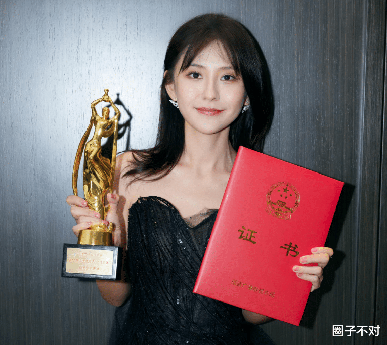 视后的奖杯还没揣热乎,热依扎就这么“塌”了?