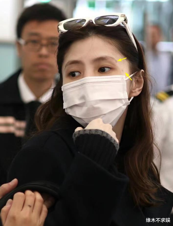 真磕了？韩素希回国素颜憔悴，眉毛稀疏，眼神茫然，手不受控制！