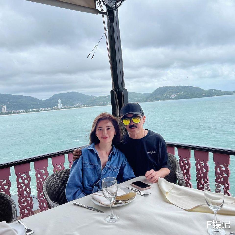 李湘|蔡卓妍和爸爸等一家人出去旅游 90岁的奶奶也开心一起出游