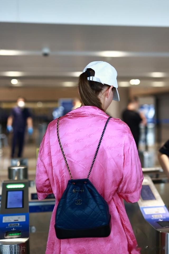 何超莲现身上海机场,素颜也好看