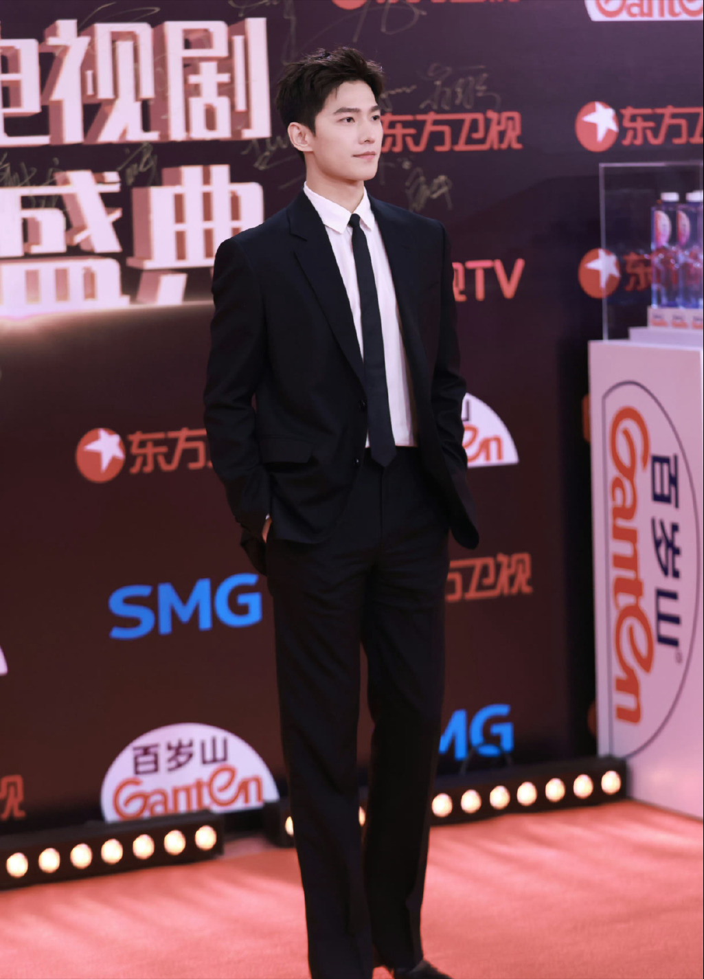 万茜|国剧盛典：万茜张萌穿衣破尺度太油腻，老戏骨奚美娟端庄像照妖镜