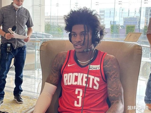 火箭新星晒照!大金链子+黑色美甲齐上阵,注重外表,恐难成大器