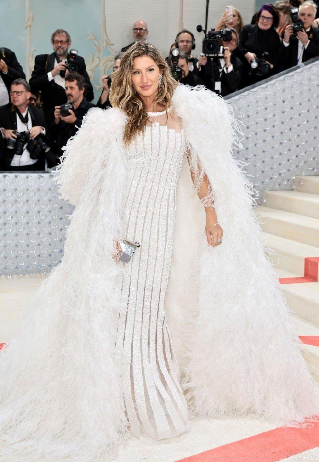 纹身 Met Gala：蔡徐坤拿扇子获好评，宋慧乔公主切超美