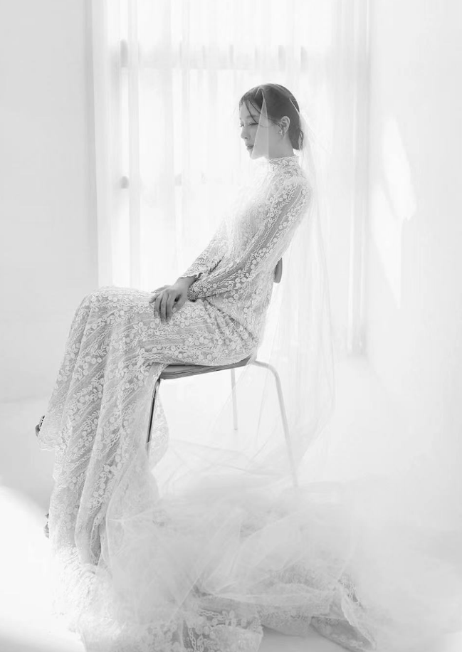 43岁演员车清华结婚，曝超美婚纱照，曾与孙艺珍合作《爱的迫降》