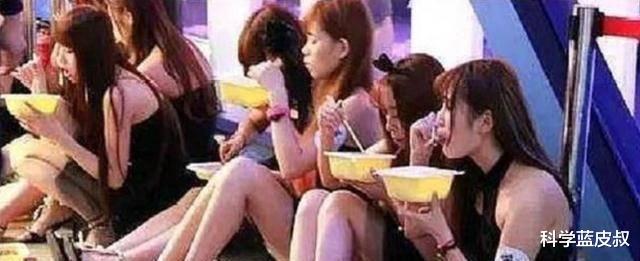 横店|横店20万群演的悲惨现状,美女泛滥成灾,懒汉的乐园疯子的天堂