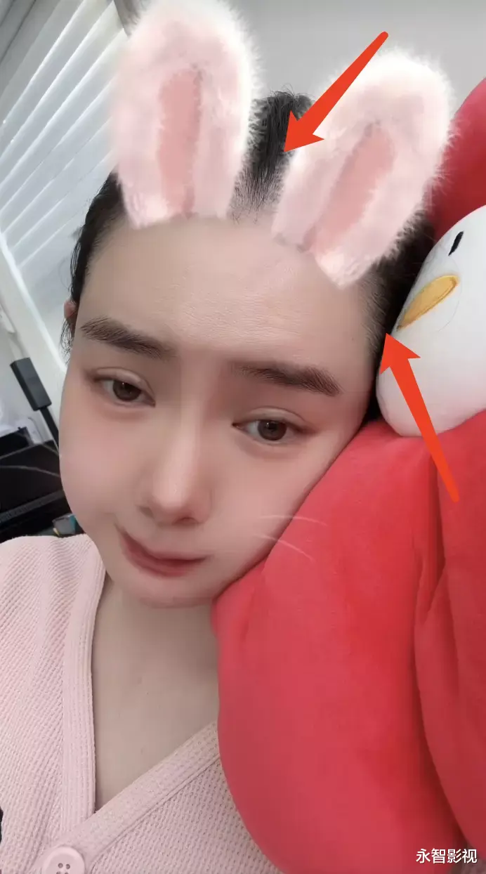 短发 戚薇发文告别新剧角色，晒无滤镜怼脸拍，肌肤粗糙泛油光好真实