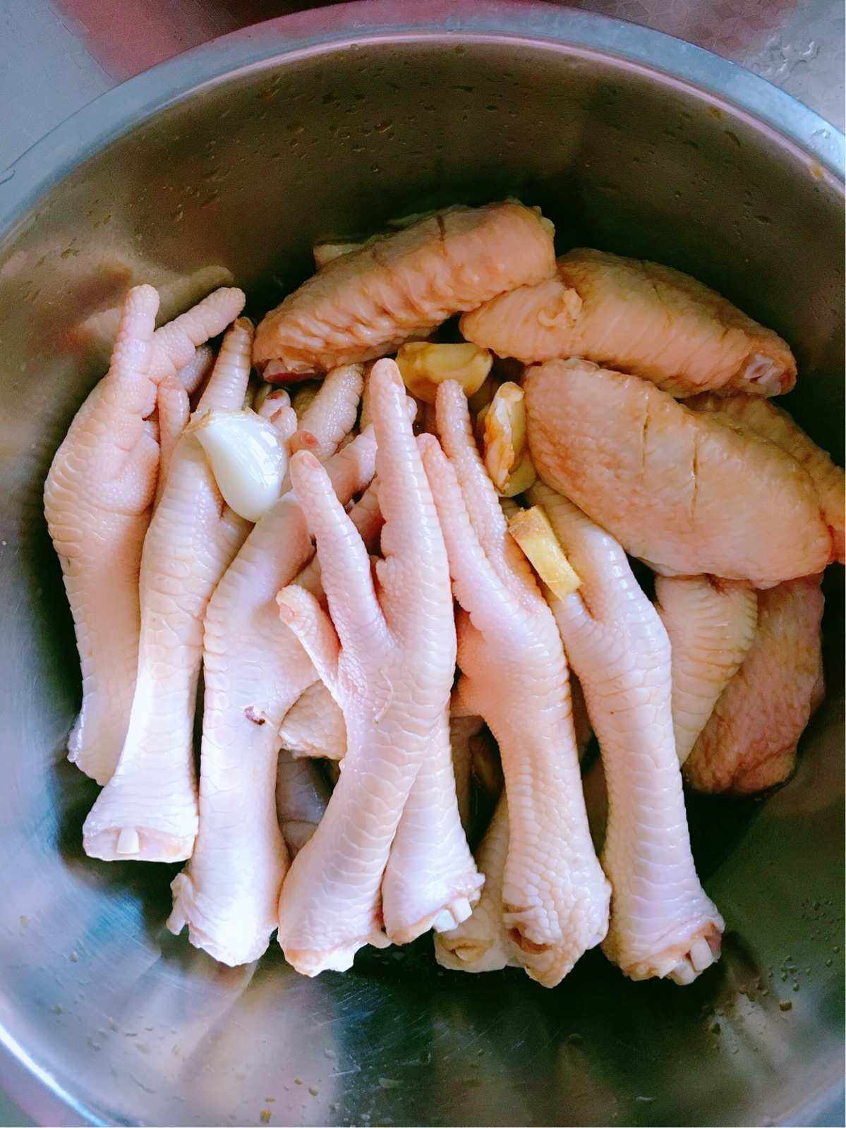 鸡爪|市场上,源源不断的鸡爪和鸡翅是哪里来的?劝你弄懂再买,别上当