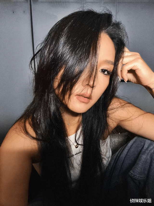 何洁晒朋克风美照，烟熏妆个性养眼，瘦身近70斤后脱胎换骨美炸屏