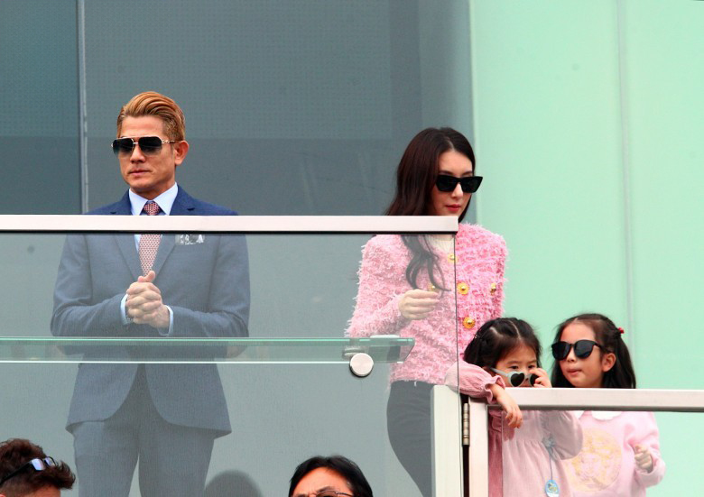 郭富城全家现身马场,俩女儿正面照罕见曝光,像爸爸还是像妈妈?