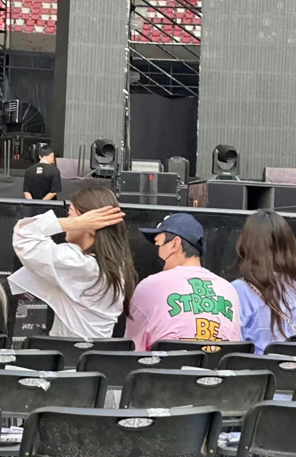 21岁女网红成王思聪女友!送60万豪车感谢父亲,父女开心提车合影