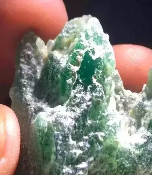 翡翠|分享一块具有代表性的翡翠原石，雕刻后成品会是如何？