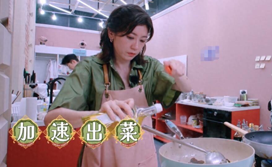 48岁贾静雯真实食量曝光,至今体重不过90斤,炸鲜奶只敢吃一小块