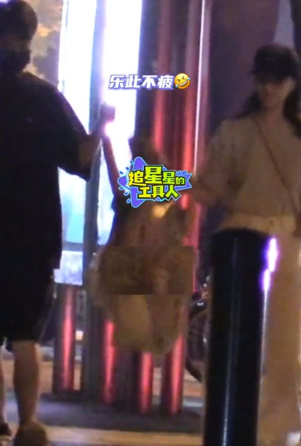 高圆圆全家逛街！夫妻唠家常笑容满面，4岁女儿牵爸妈手荡秋千