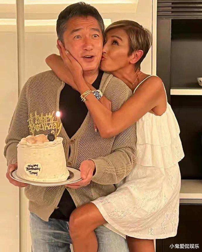 刘嘉玲闺蜜为梁朝伟庆生引争议,又亲又搂,大腿勾着大腿