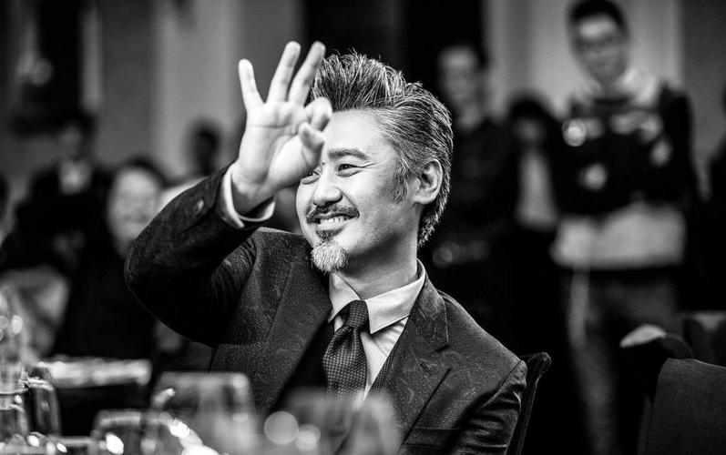 “出轨门”5年后,吴秀波回到妻子身边,仍是雅痞大叔依旧很潇洒