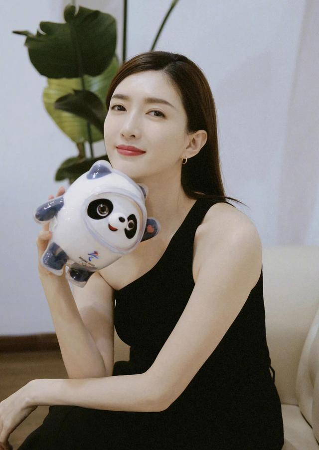 江疏影|女星江疏影时尚写真：端庄优雅、优雅温婉