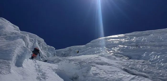 莲都|初心不老，三位六旬登山者开辟7318米Kabru南峰新路线