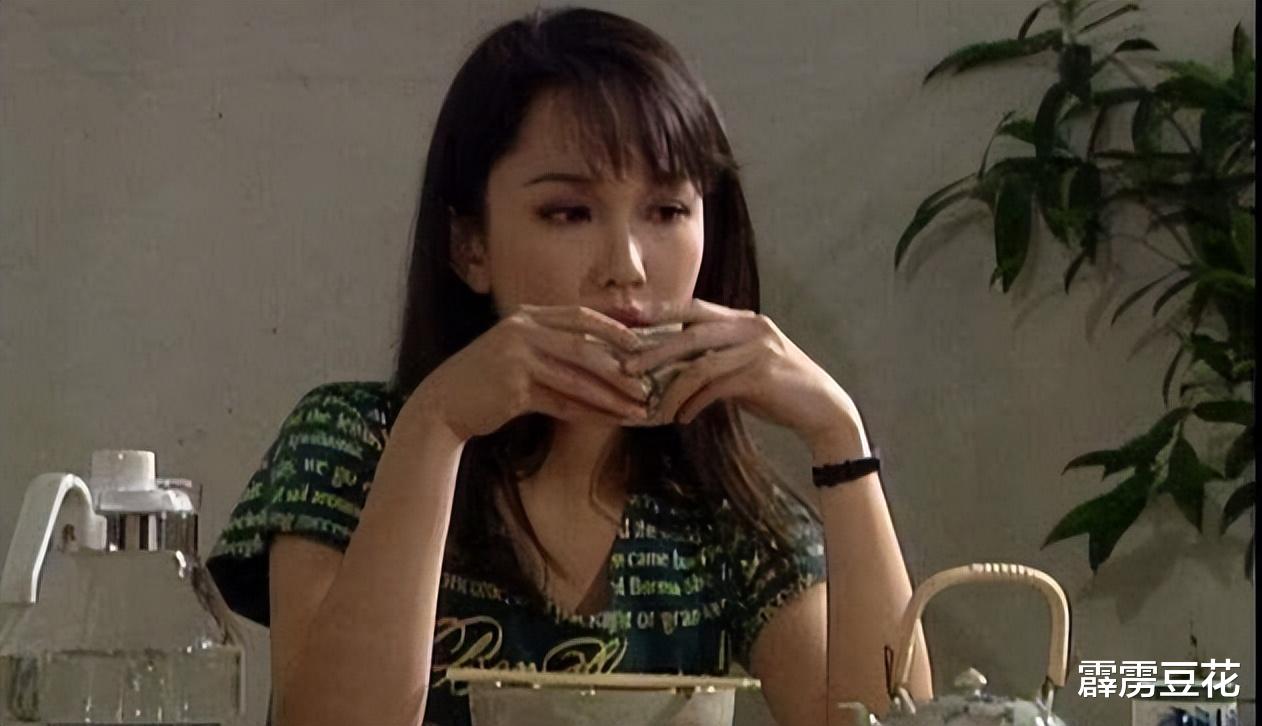 范文芳|52岁范文芳穿泳衣出镜,体型白嫩亲吻老公,曾演小龙女气质清冷