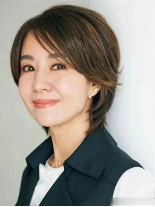 到老都优雅的女人不会“烫羊毛卷”，换上这3种发型，更时尚洋气