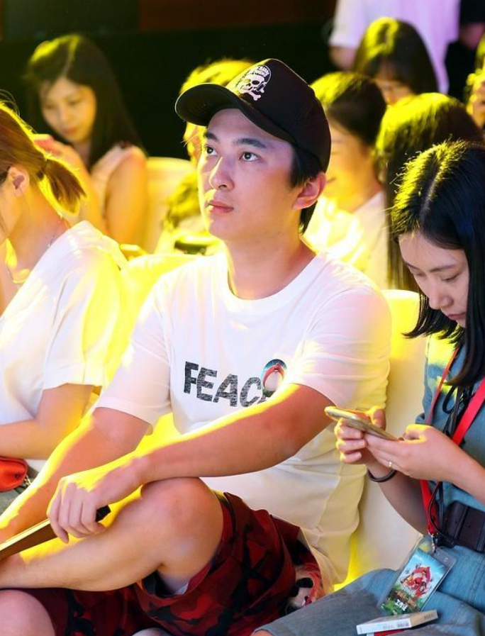 王思聪|35岁王思聪约会新女友!女方素颜出镜气质清纯,年纪娇小似高中生