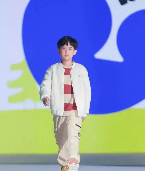 易烊千玺走秀视频曝光，被质疑同手同脚不协调，知情人道出原因