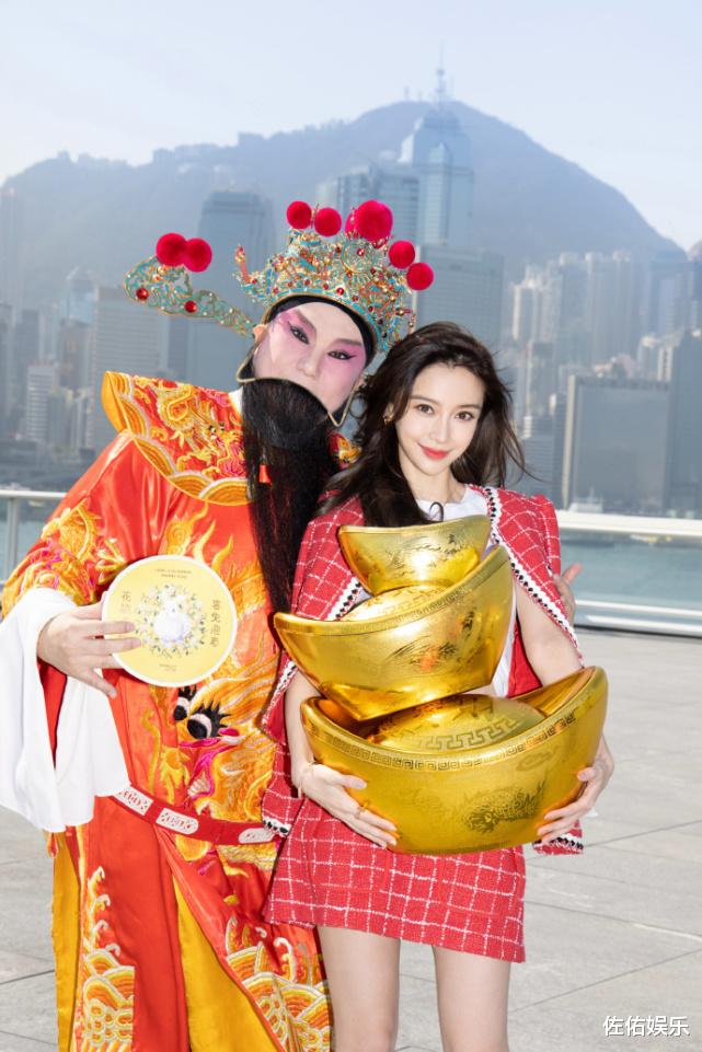 Angelababy|baby初五晒照甜美似少女,马甲线抢镜,与财神亲密搂抱引争议