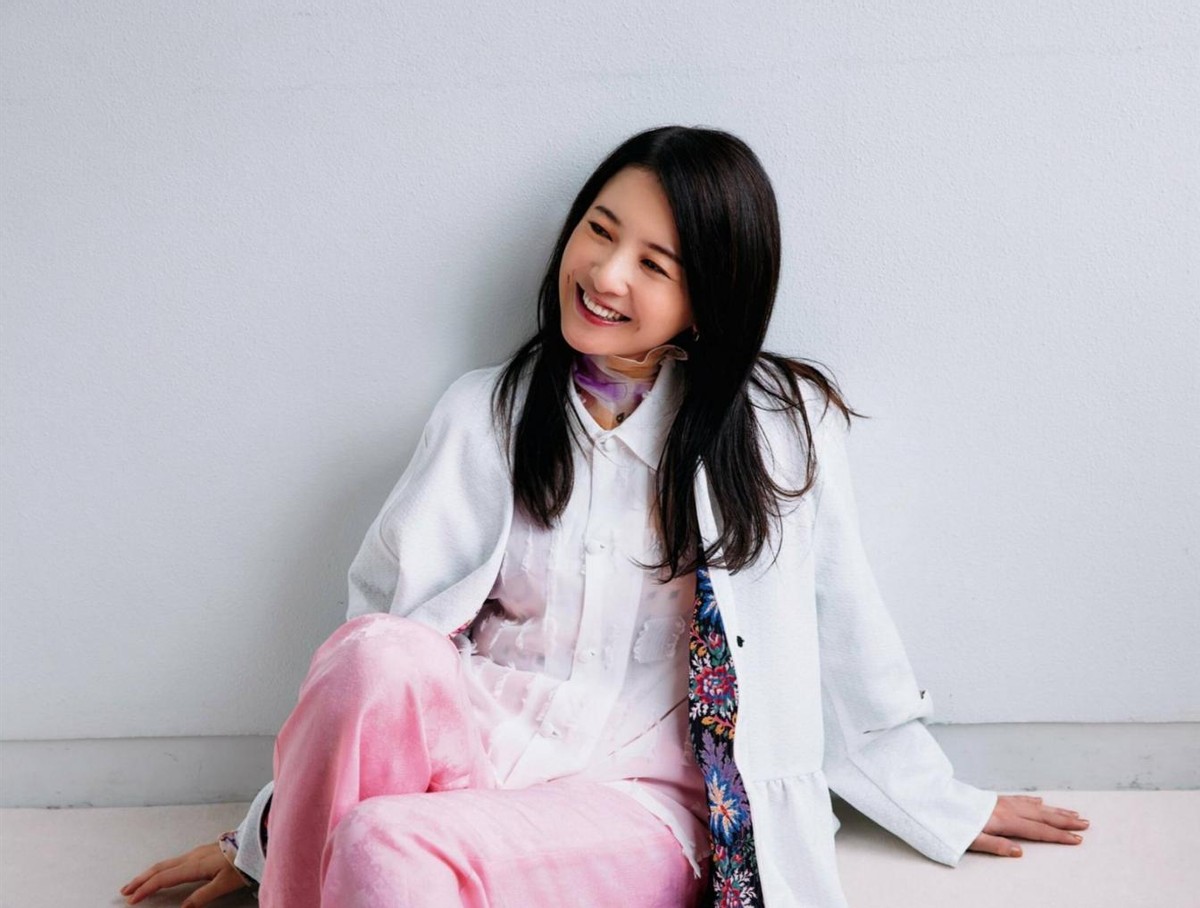 卷发 气质女神都爱的微卷中长发，简单又好打理，显得高级且大方