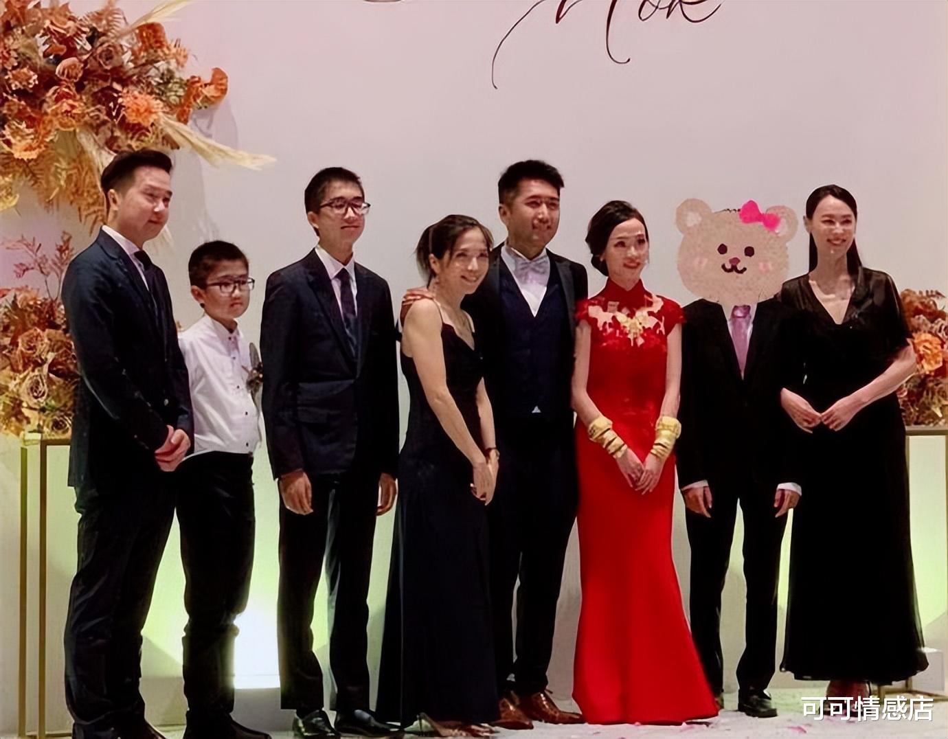 梁洛施传怀4胎后首露面，身材苗条无孕味，携长子参加婚礼心情好