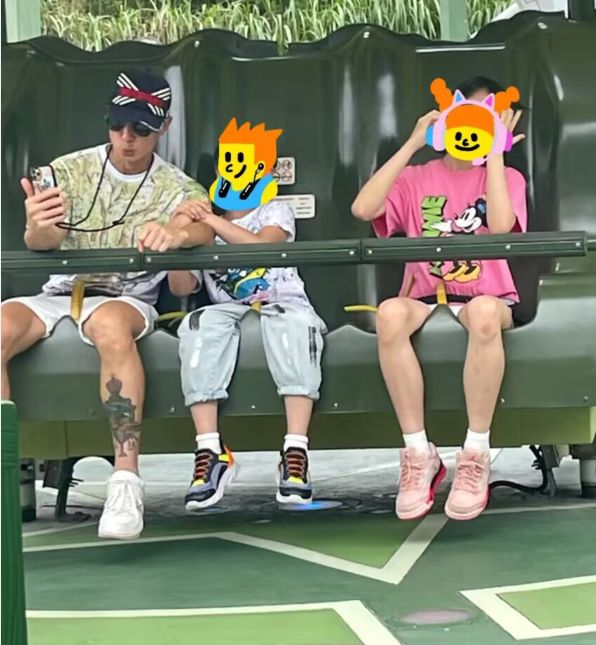 吴尊一家现身香港迪士尼,12岁neinei双腿修长,给子快赶上爸爸