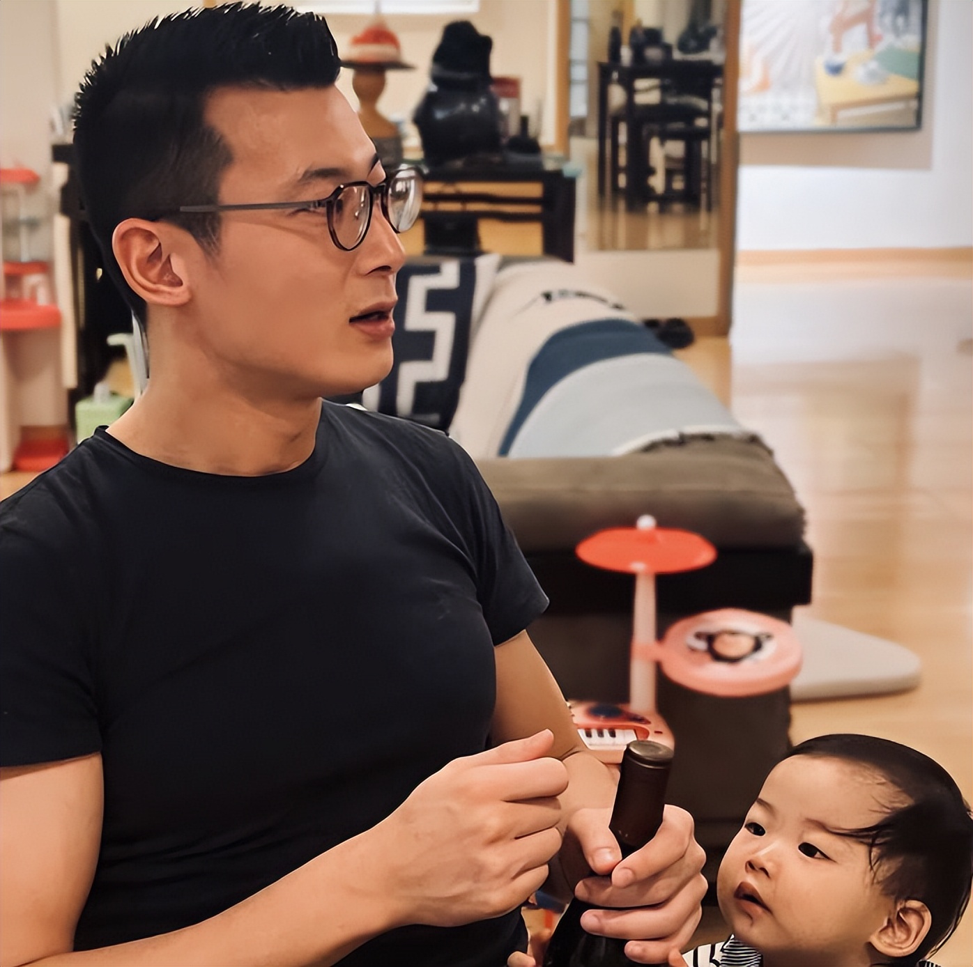 朱珠|朱珠一家三口过元宵,女儿发型像徐志胜,假装打电话流露大佬气质