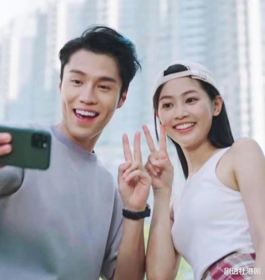 恋爱气息？TVB小花手捧花束晒甜笑美照，肩披西装外套被质疑是男装