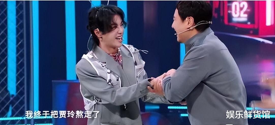 沈腾欢送贾玲，恭祝华晨宇音乐胜利：娱乐圈的微妙平衡