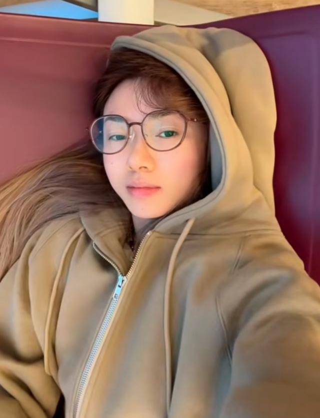 程晓玥为参加潘玮柏婚礼丢下女儿，被海关拦滞留24小时，遣回国