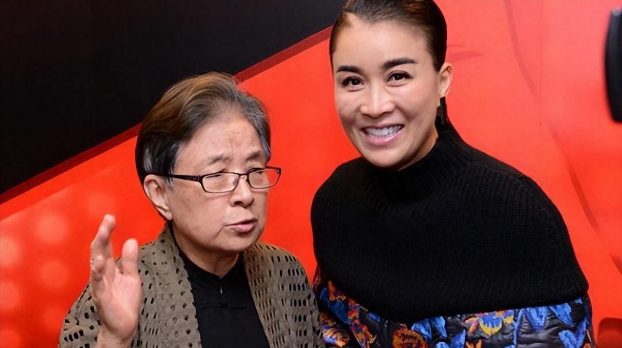 那英私人聚会现场,杨坤受邀左拥右抱,网友:马户攀上又鸟了?