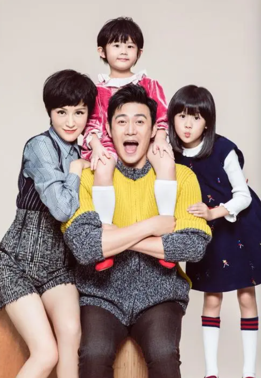 47岁陆毅为15岁女儿庆生！一家四口同框显温馨，母女合影似姐妹花