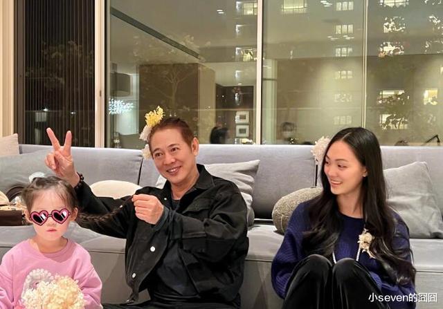 62岁利智久违露面,当初李连杰对她爱得发狂,如今变得又老又瘦