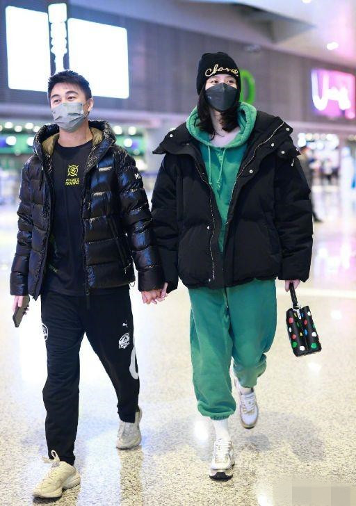 郭碧婷|奚梦瑶何猷君牵手现身男方贴心搬行李,再看郭碧婷怎一个惨字了得