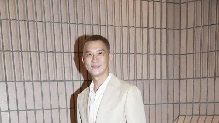 张家辉背帆布包独逛被巧遇！ 「满头白发」激似阿伯