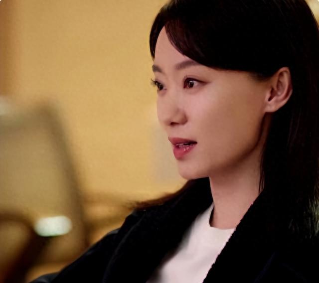 张小斐与张嘉倪并肩站立,揭示顶级骨相的魅力,年龄不过是数字!