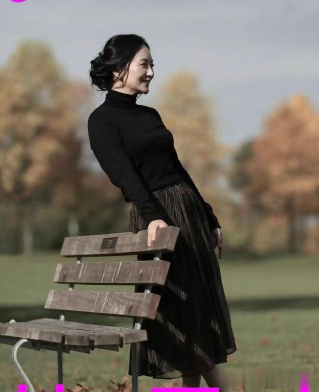 女人过了50岁,发不烫不染、不穿金戴银更优雅!看孟晚舟就知道了