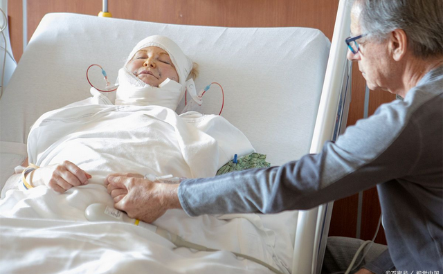 香菇|丈母娘来吃饭，我炒好菜去买酒，回来菜没了。老婆说，把碗洗一下