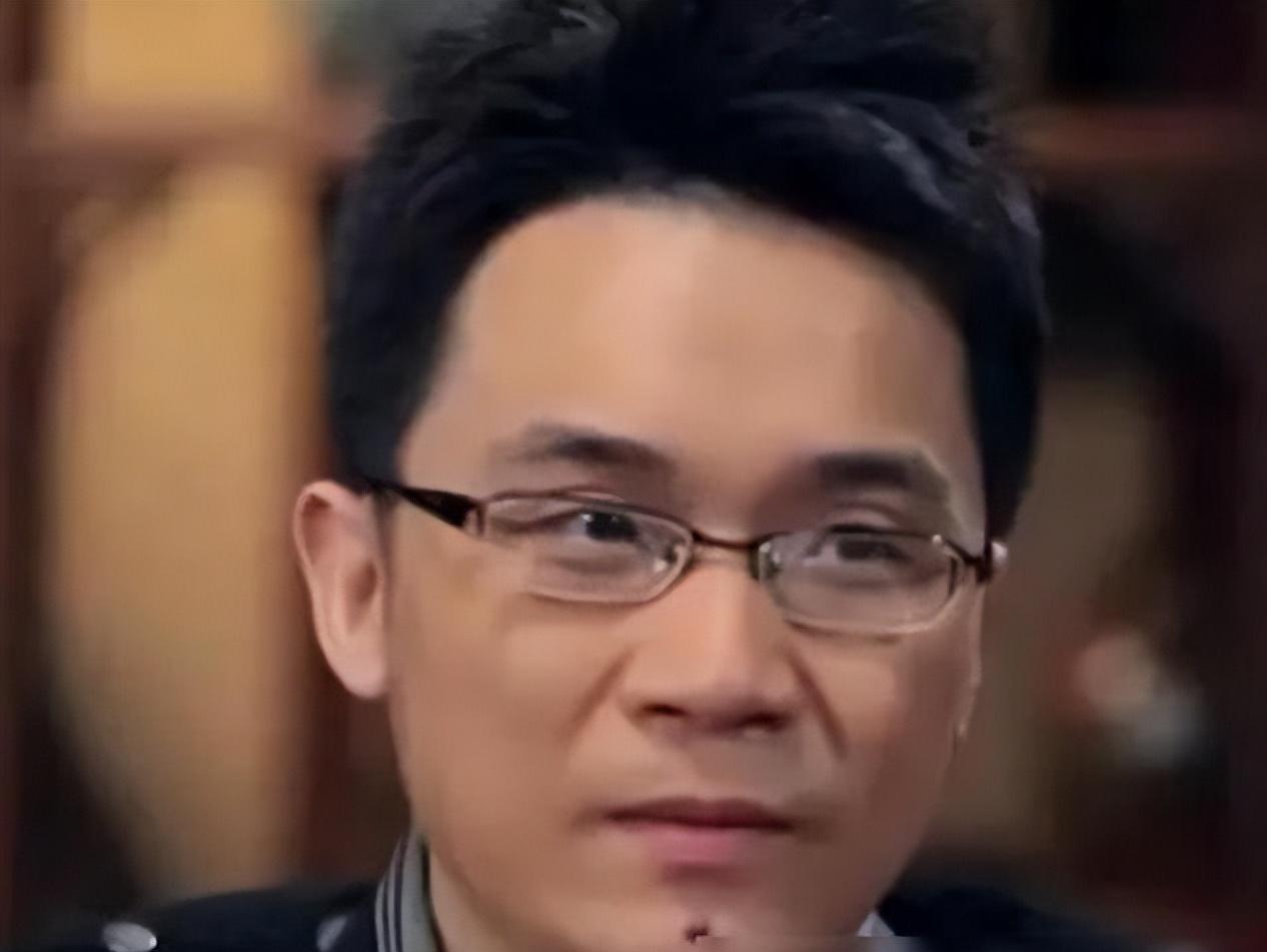 他竟然是蔡明的儿子,年近四十未婚未育,是蔡明的骄傲更是最大心病