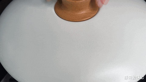 豆角|豆角水饺包的家常做法,馅料鲜美,面皮蓬松柔软,底部焦香可口