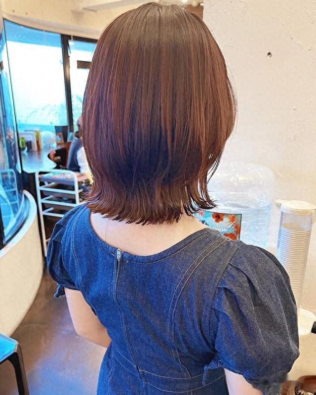 中分露耳短发，齐脖全头烫，齐肩发尾翘短发，狼尾创意染