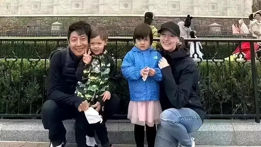 央视撒贝宁一家四口出游，女儿像爸儿子像妈，验证了一句“老话”